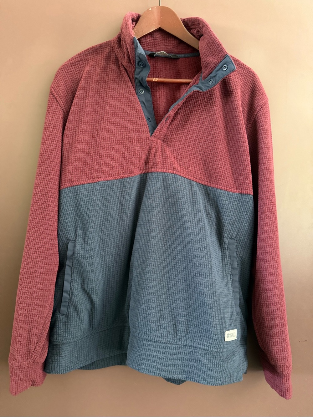 Outdoor research trail mix grid fleece pullover in navy and maroon